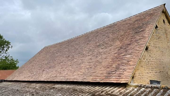 Toiture à pente raide recouverte de tuiles rouges Argentan