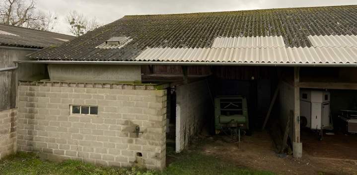Hangar agricole en béton avec toiture en tôle ondulée à rénover Argentan