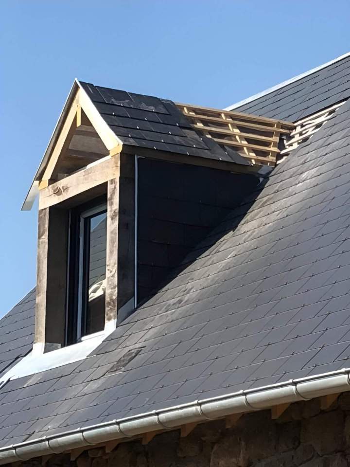 Pose de nouvelles tuiles en ardoise foncée Argentan