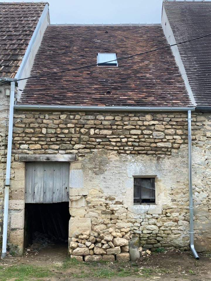 Vieille bâtisse en pierre et toit en tuiles Argentan