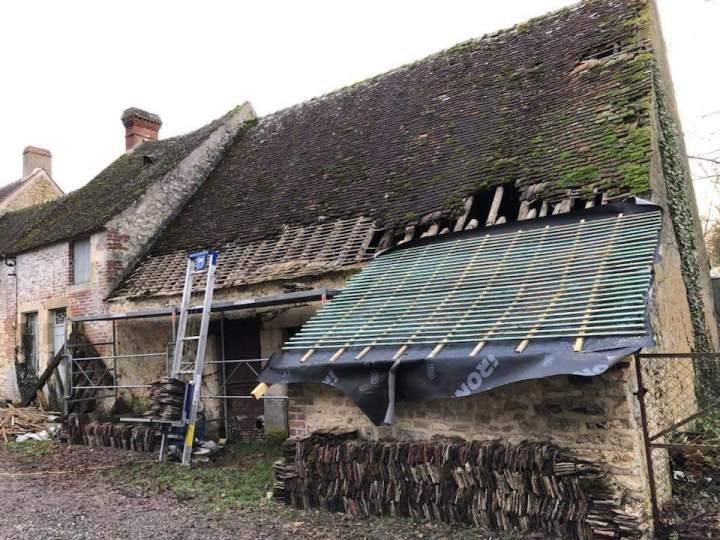 Toit maison ancienne en cours de rénovation Argentan