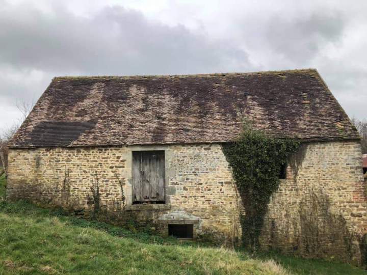 Bâtiment rural ancien en pierre aux tuiles vieillies Argentan