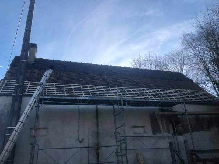 Travaux rénovation toiture à deux versants d'un bâtiment résidentiel Argentan