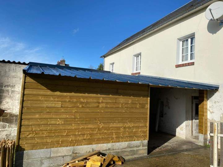 Extension avec bardage et toiture en tôle Argentan